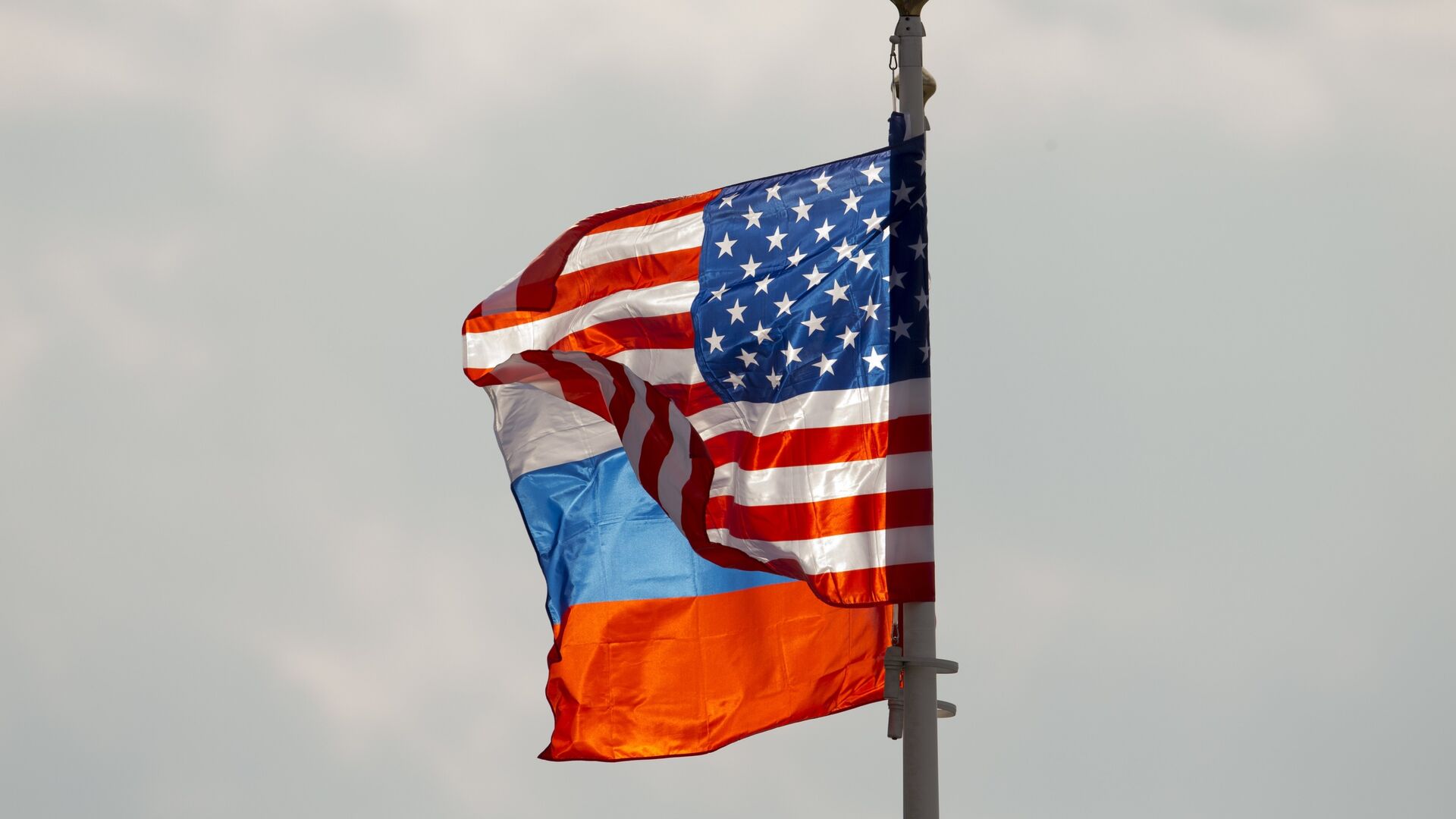 Banderas de Rusia y EEUU (archivo) - Sputnik Mundo, 1920, 05.04.2022
