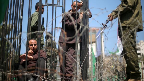 Los hombres representan a los prisioneros palestinos durante las manifestaciones de su apoyo - Sputnik Mundo
