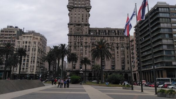 El Palacio Salvo, vista de la Plaza de Independencia - Sputnik Mundo