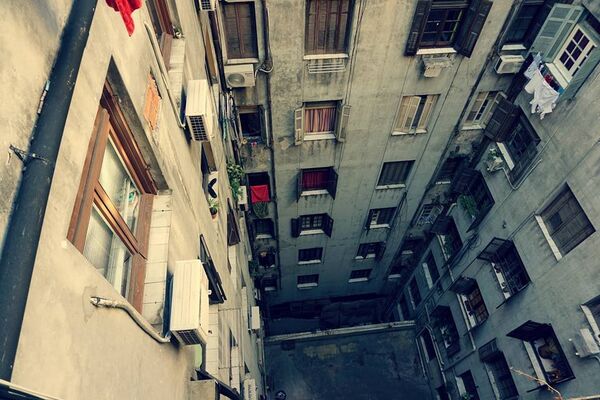 La vista desde uno de los últimos pisos hacia el patio interior La vista desde uno de los últimos pisos hacia el patio interior - Sputnik Mundo