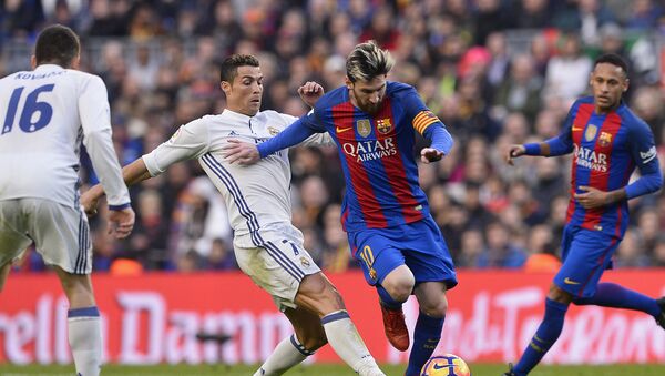 Cristiano Ronaldo y Lionel Messi durante un partido en 2016 - Sputnik Mundo
