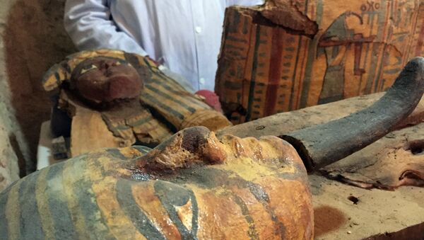 Descubren ocho momias intactas en una tumba faraónica - Sputnik Mundo