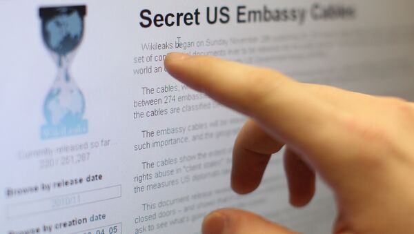 Internet users reading the international media project WikiLeaks. (File) - Sputnik Mundo