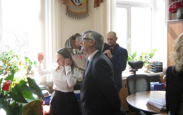 El embajador Ignacio Ibáñez Rubio visita el colegio Cervantes de Moscú - Sputnik Mundo