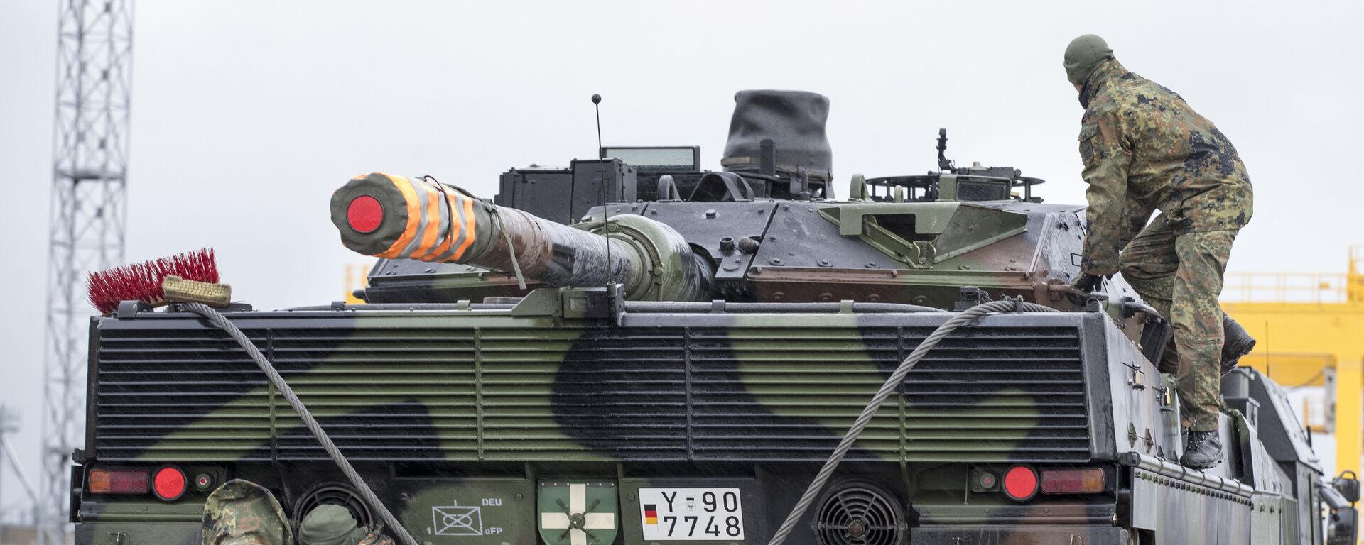 German army soldiers load a Leopard 2 tank onto a truck at the Sestokai railway station some 175 kms (109 miles) west of the capital Vilnius, Lithuania, Friday, Feb. 24, 2017.  - Sputnik Mundo, 1920, 11.04.2022