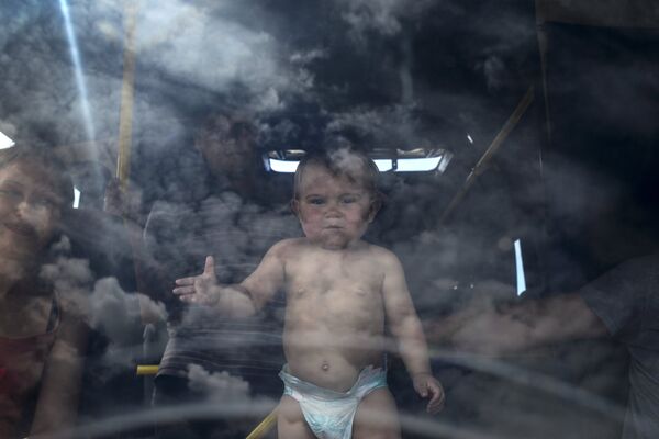 Un bebé en un autobús de refugiados ucranianos que huyen a Rusia - Sputnik Mundo