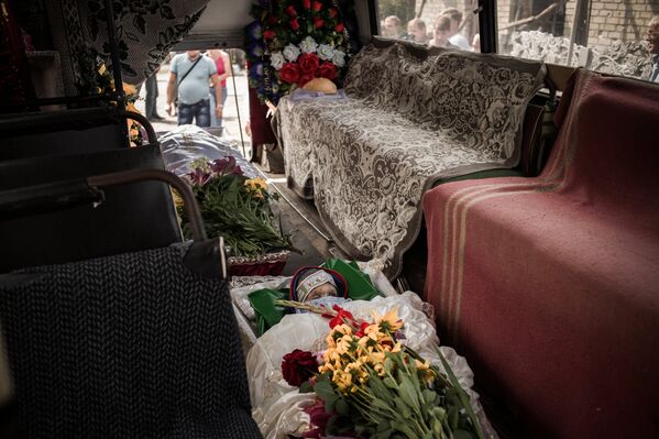 Ceremonia de entierro de Vladímir Yermílov y su hijo Iván, fallecidos durante un bombardeo del Ejército ucraniano en Stanitsa Luganskaya, 4 de julio de 2014 - Sputnik Mundo