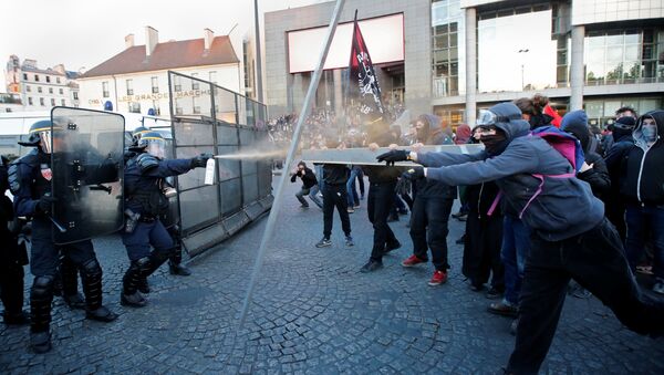 Enfrentamientos entre manifestantes y la policía en París - Sputnik Mundo