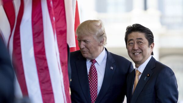 Donald Trump, presidente de EEUU, junto a Shinzo Abe, primer ministro de Japón - Sputnik Mundo