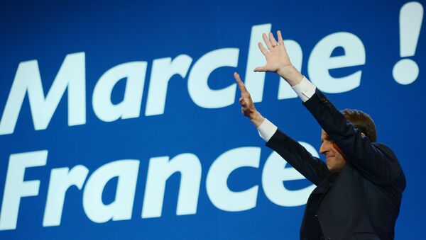 Emmanuel Macron, al ganar la primera ronda de las elecciones - Sputnik Mundo