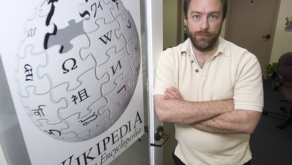 Wikipedia founder Jimmy Wales stands in the doorway to his office Friday, Dec. 1, 2006 in St. Petersburg, Fla. - Sputnik Mundo