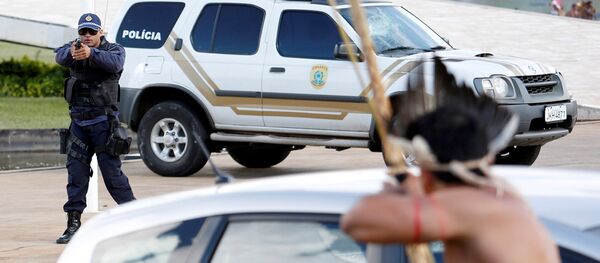 Policías e indígenas se enfrentaron en Brasil Policías e indígenas se enfrentaron en Brasil - Sputnik Mundo