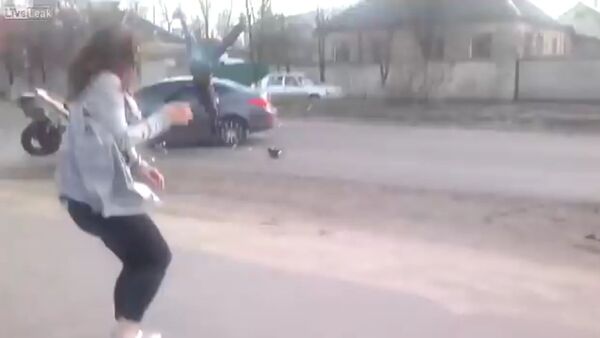 Una ucraniana provoca un terrible accidente al bailar provocativamente en una carretera - Sputnik Mundo