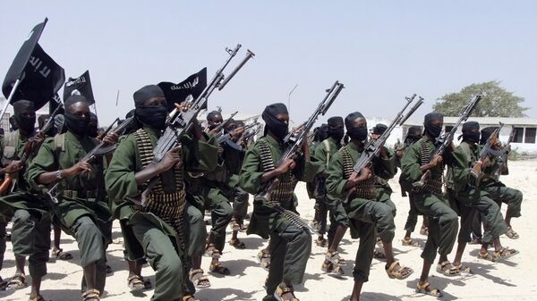 hundreds of newly trained al-Shabab fighters perform military exercises in the Lafofe area some 18 km south of Mogadishu, in Somalia. Somalia's Islamic extremist rebels, al-Shabab, - Sputnik Mundo