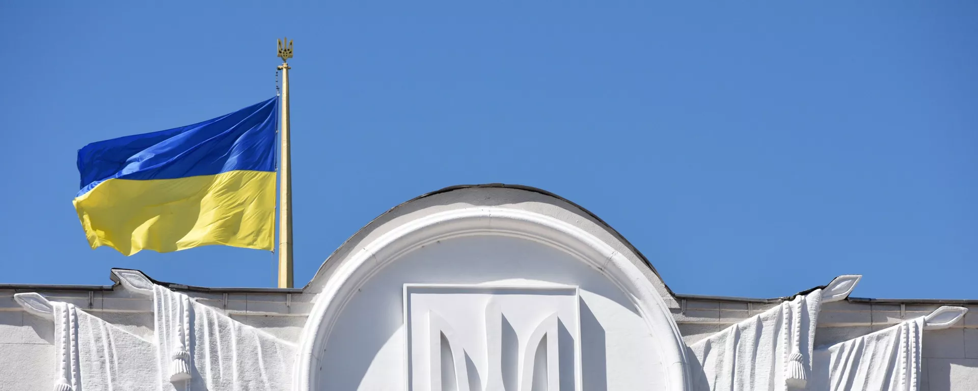La bandera de Ucrania en el edificio de Rada Suprema en Kiev - Sputnik Mundo, 1920, 12.10.2023