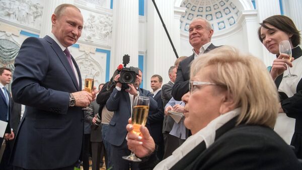 Vladímir Putin entrega las medallas del Héroe del Trabajo - Sputnik Mundo