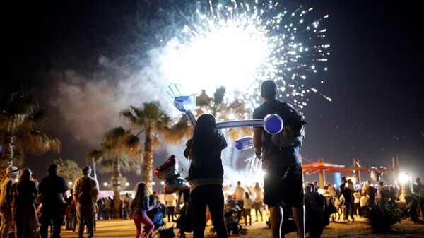 Los israelíes asisten a un espectáculo de fuegos artificiales durante las celebraciones que marcan el 69º Día de la Independencia de Israel en la ciudad sureña de Ashkelon, Israel, el 1 de mayo de 2017 - Sputnik Mundo