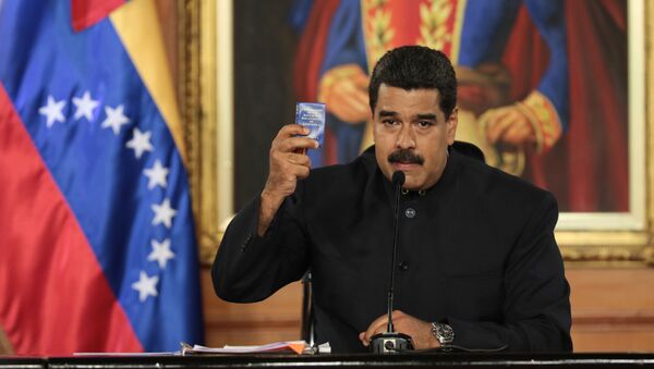 Nicolás Maduro, presidente de Venezuela, con una copia de la Constitución de Venezuela (archivo) - Sputnik Mundo