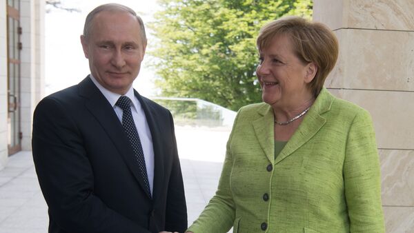 Vladímir Putin, presidente de Rusia, y Angela Merkel, canciller de Alemania (archivo) - Sputnik Mundo