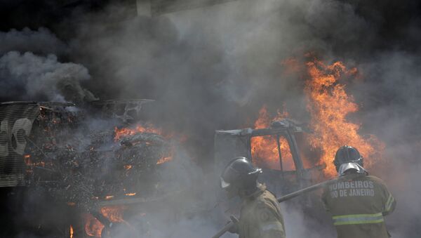 Narcotraficantes queman ocho autobuses en Cidade Alta - Sputnik Mundo