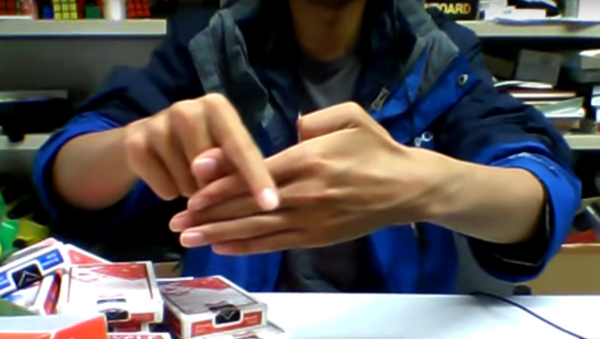 El dedo 'invisible': un sencillo truco de magia deja boquiabiertos a millones de internautas - Sputnik Mundo
