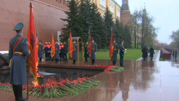 Ofrenda floral en la tumba del Soldado Desconocido en Moscú - Sputnik Mundo