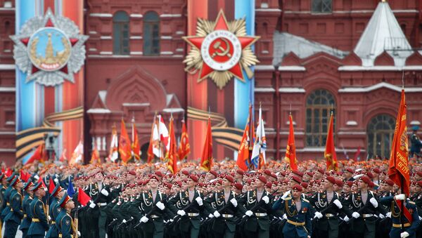 Soldados marchan en la Plaza Roja con motivo de las celebraciones del Día de la Victoria - Sputnik Mundo