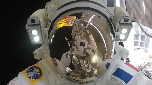 Astronauta en la Estación Espacial Internacional - Sputnik Mundo