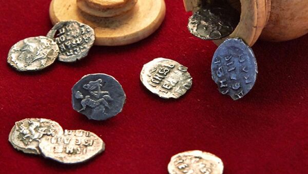 Monedas del siglo XVI halladas en Moscú - Sputnik Mundo