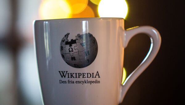 Una taza con la inscripción 'Wikipedia' - Sputnik Mundo