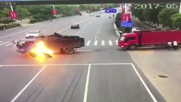 Fuertes imágenes de un aparatoso accidente en China - Sputnik Mundo
