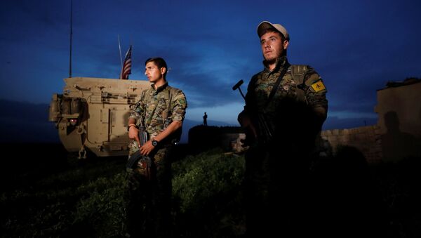 Los kurdos de YPG cerca del vehículo militar de EEUU - Sputnik Mundo