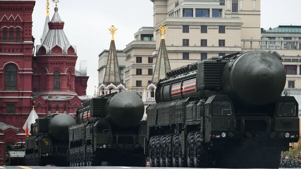 El complejo de misiles Yars en el desfile militar en la Plaza Roja de Moscú, Rusia - Sputnik Mundo