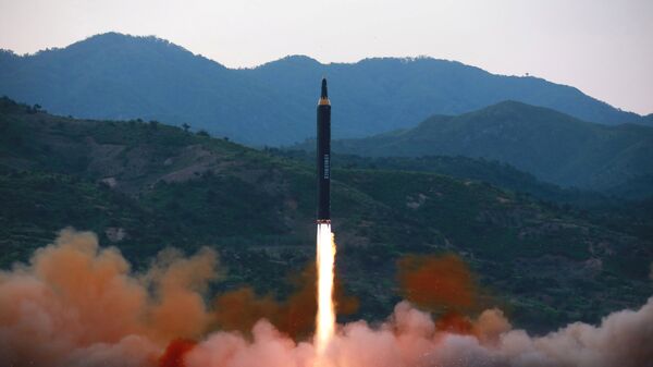 La prueba del misil norcoreano Hwasong-12 (archivo) - Sputnik Mundo