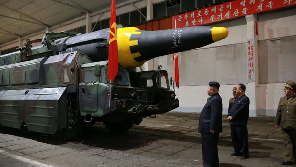 Kim Jong-un, líder norcoreano, inspecciona el misil balístico Hwasong-12 - Sputnik Mundo