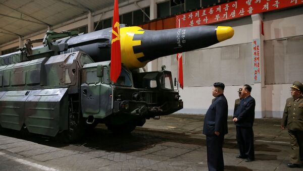 Kim Jong-un, líder norcoreano, inspecciona el misil balístico estratégico Hwasong-12 (archivo) - Sputnik Mundo