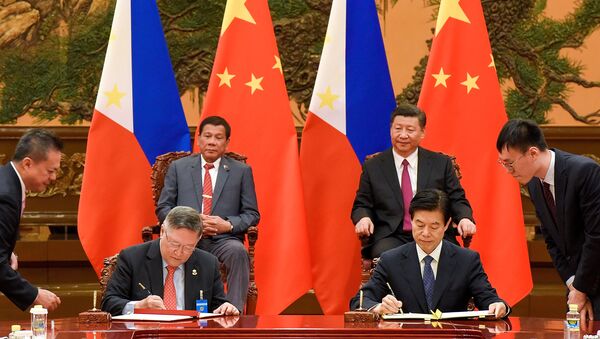 Presidente de Filipinas, Rodrigo Duterte, y presidente de China, Xi Jinping - Sputnik Mundo