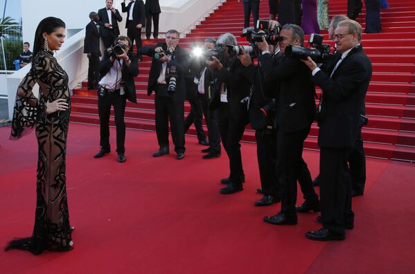 Los vestidos más provocativos de Cannes - Sputnik Mundo