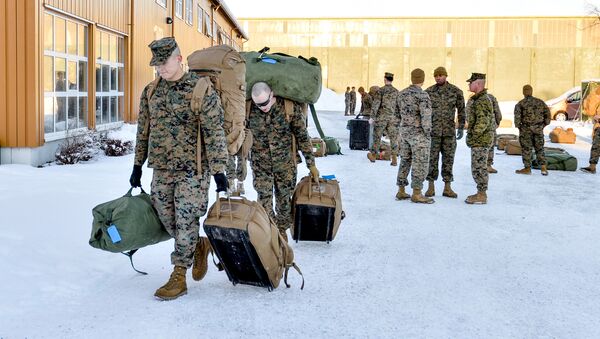 Marines estadounidenses caminan después de aterrizar en Stordal, Noruega - Sputnik Mundo