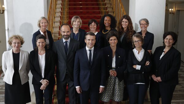 Emmanuel Macron, presidente de Francia, Edouard Philippe, primer ministro francés, con las mujeres del Gobierno galo - Sputnik Mundo