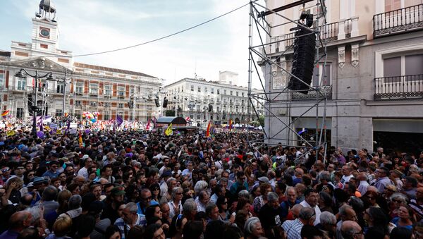 Manifestación en apoyo a la moción de Podemos contra Rajoy - Sputnik Mundo