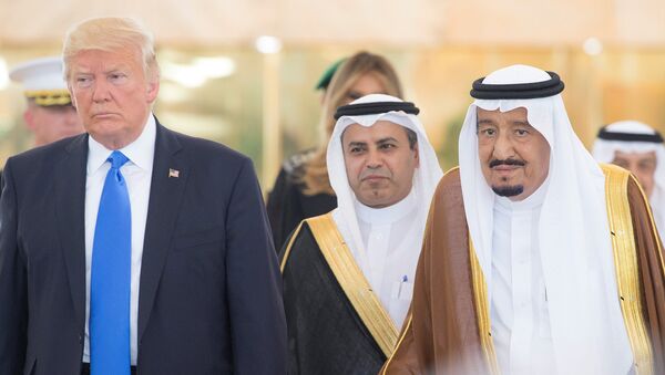 Donald Trump, presidente de EEUU, y Abdelaziz al Saud, rey de Arabia Saudí - Sputnik Mundo
