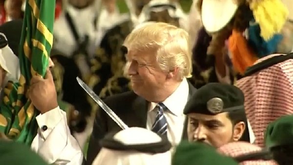 Trump baila con espadas durante su visita a Arabia Saudí - Sputnik Mundo