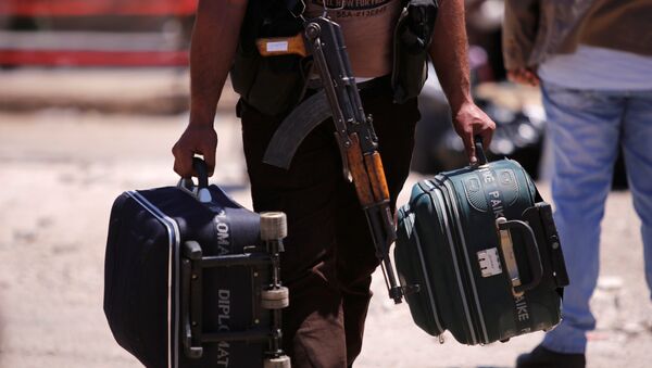 Un combatiente con maletas en Siria (archivo) - Sputnik Mundo