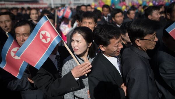 Ciudadanos de Pyongyang con la bandera de Corea del Norte - Sputnik Mundo