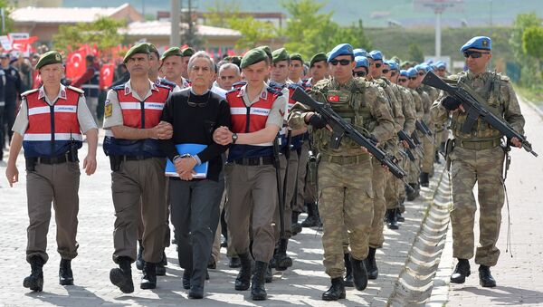 Akin Ozturk, ex comandor de Fuerza Aérea de Turquía, escoltado a la Corte para el juicio - Sputnik Mundo