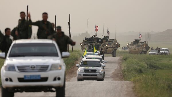 Fuerzas de autodefensa kurdas a bordo de un convoy de vehículos estadounidenses - Sputnik Mundo