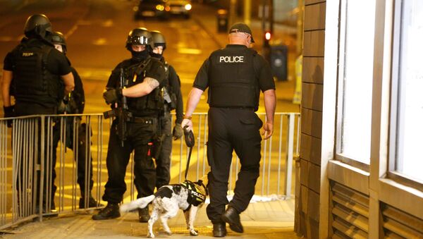 Policía británica en las afueras del Manchester Arena (archivo) - Sputnik Mundo