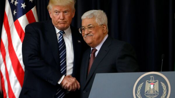 El presidente de EEUU, Donald Trump, con su homólogo palestino, Mahmud Abás  (archivo) - Sputnik Mundo