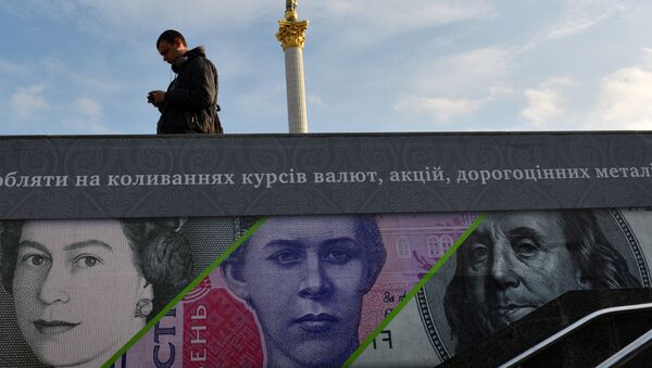 Cartel publicitario que muestra libras esterlinas, dólares de EEUU y grivnas de Ucrania en la capital de Ucrania Kiev - Sputnik Mundo